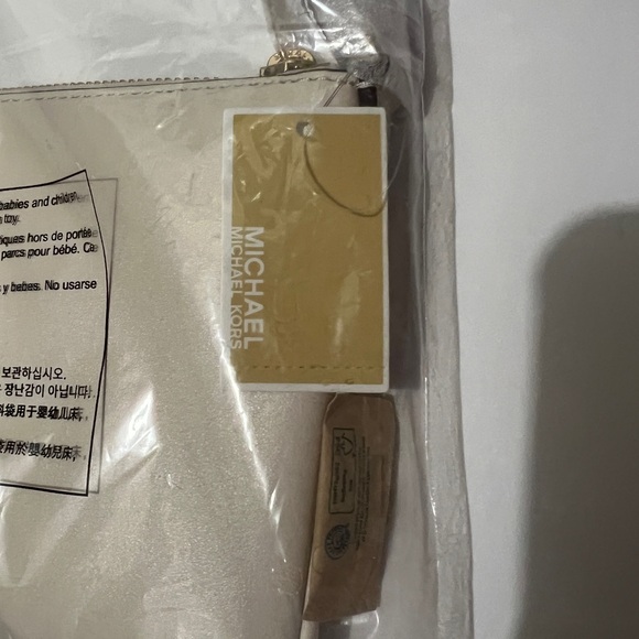 Michael Kors Cream and Gold Star Jet Set Travel Clutch Size Purse - Picture 4 of 5